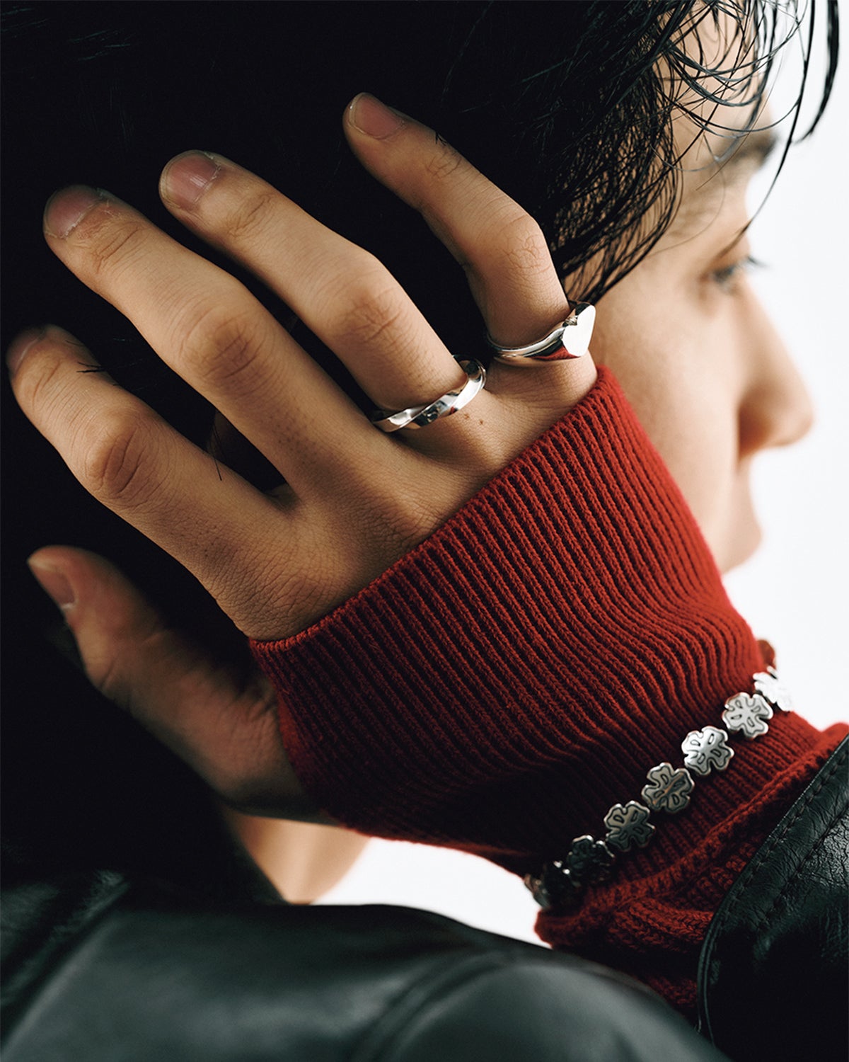 ハートモチーフのアクセサリーを着けた鈴木