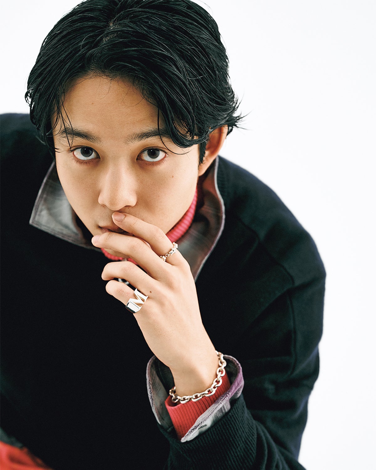 イニシャルモチーフのアクセサリーを着けた鈴木