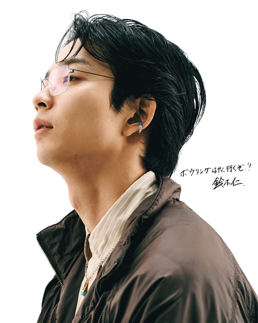 色石のアクセサリーを着けた鈴木