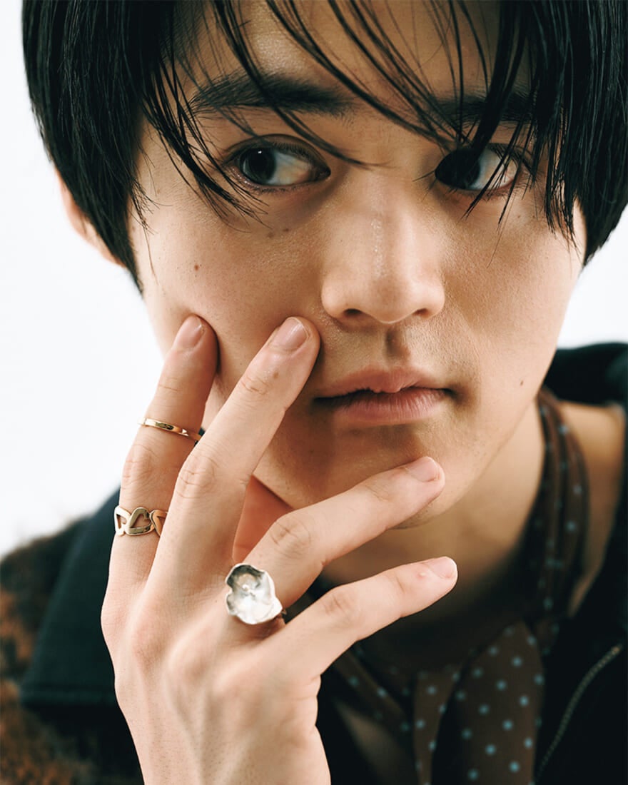 ハートモチーフのアクセサリーを着けた鈴鹿