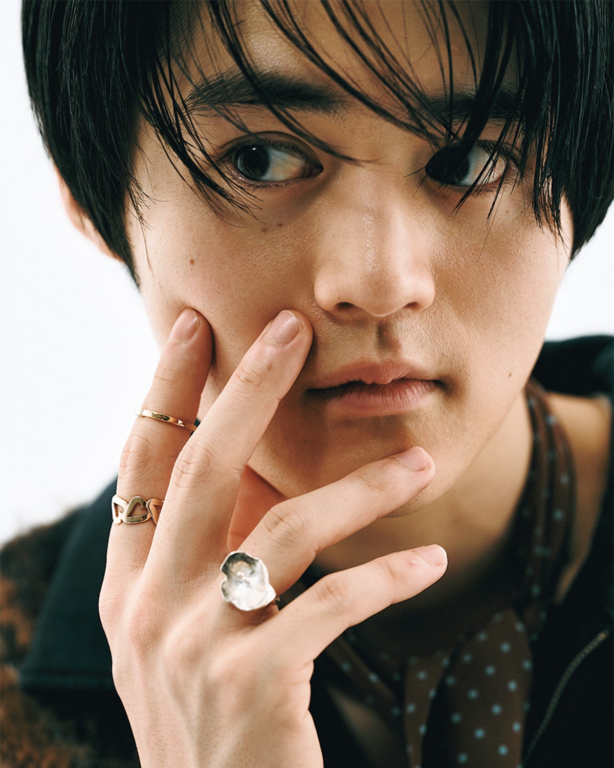 ハートモチーフのアクセサリーを着けた鈴鹿