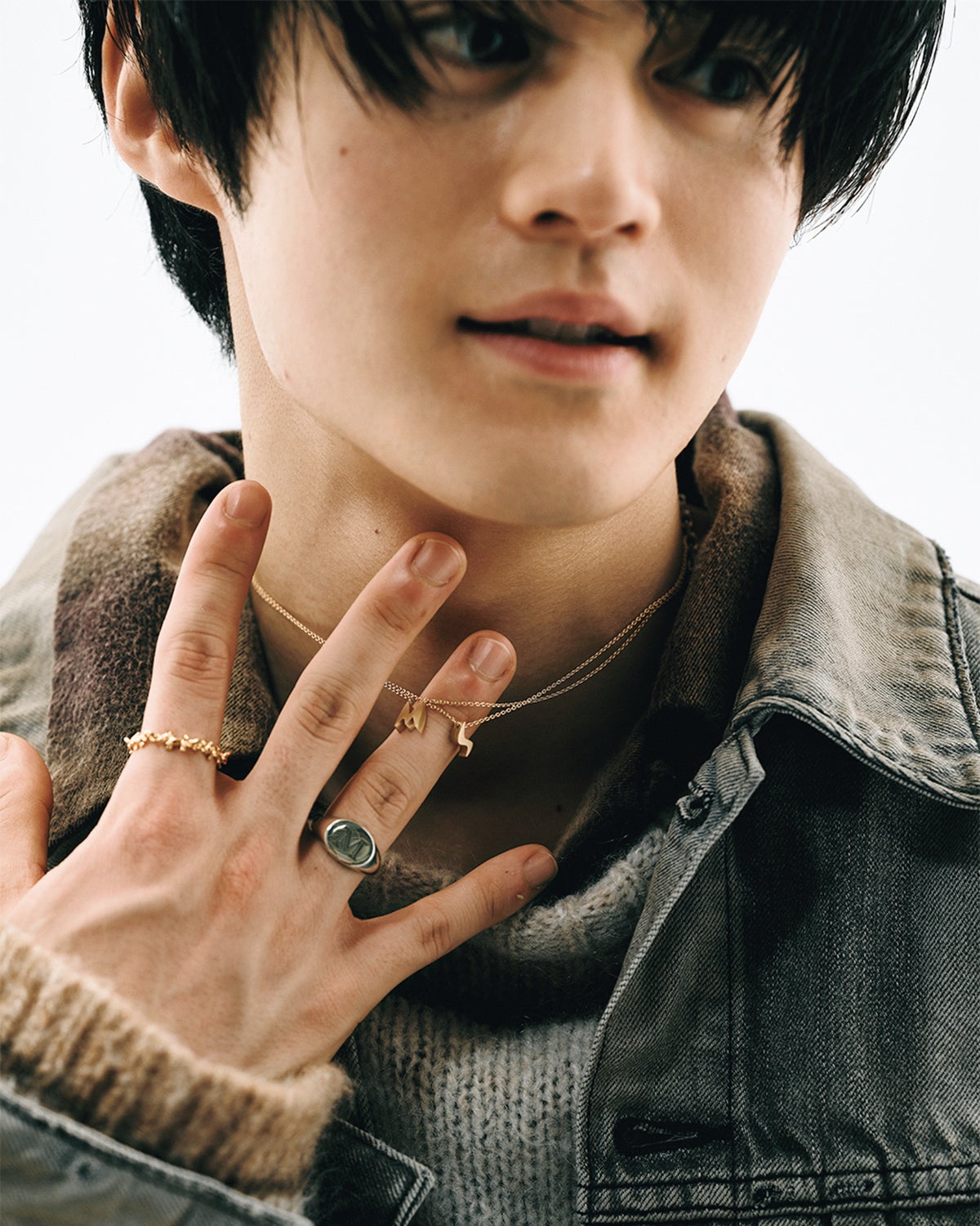 イニシャルモチーフのアクセサリーを着けた鈴鹿