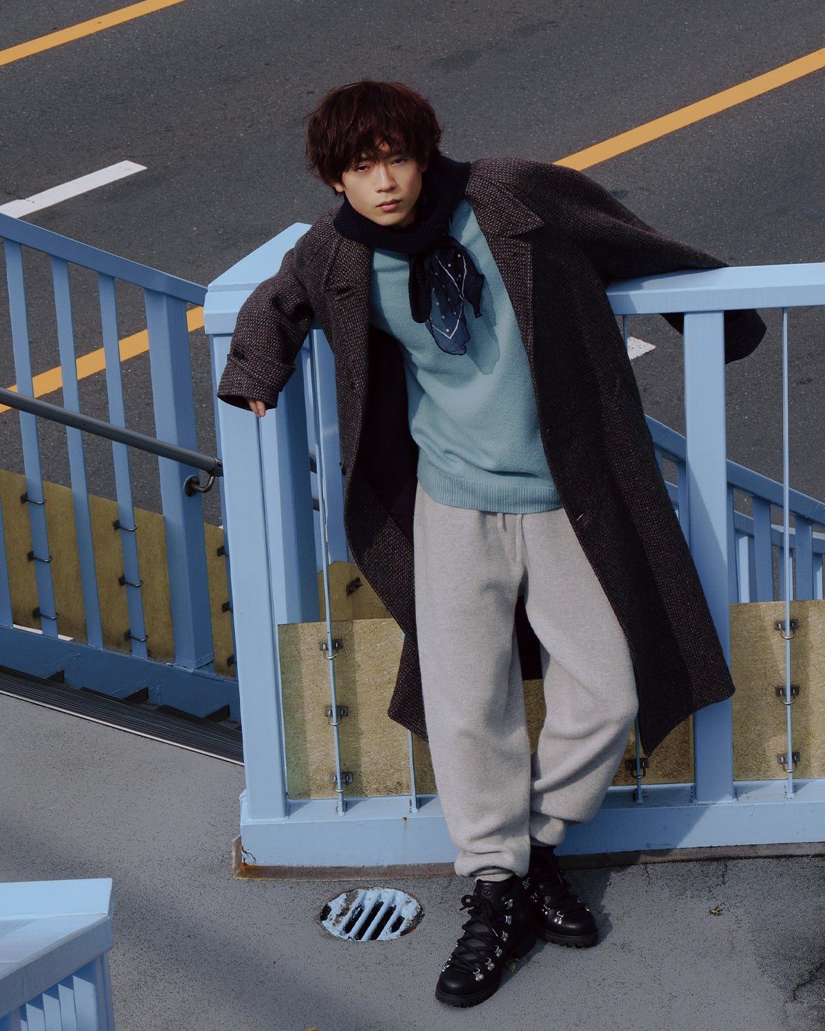 ロングコートを着用した水沢