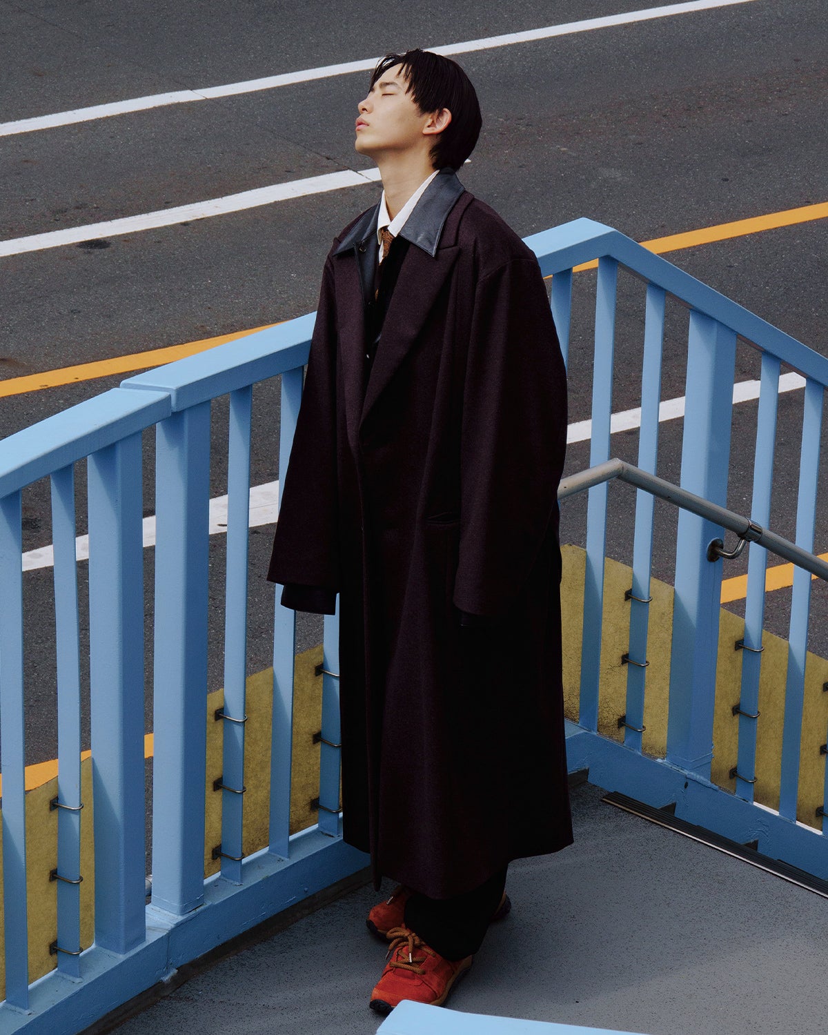 ロングコートを着用した豊田