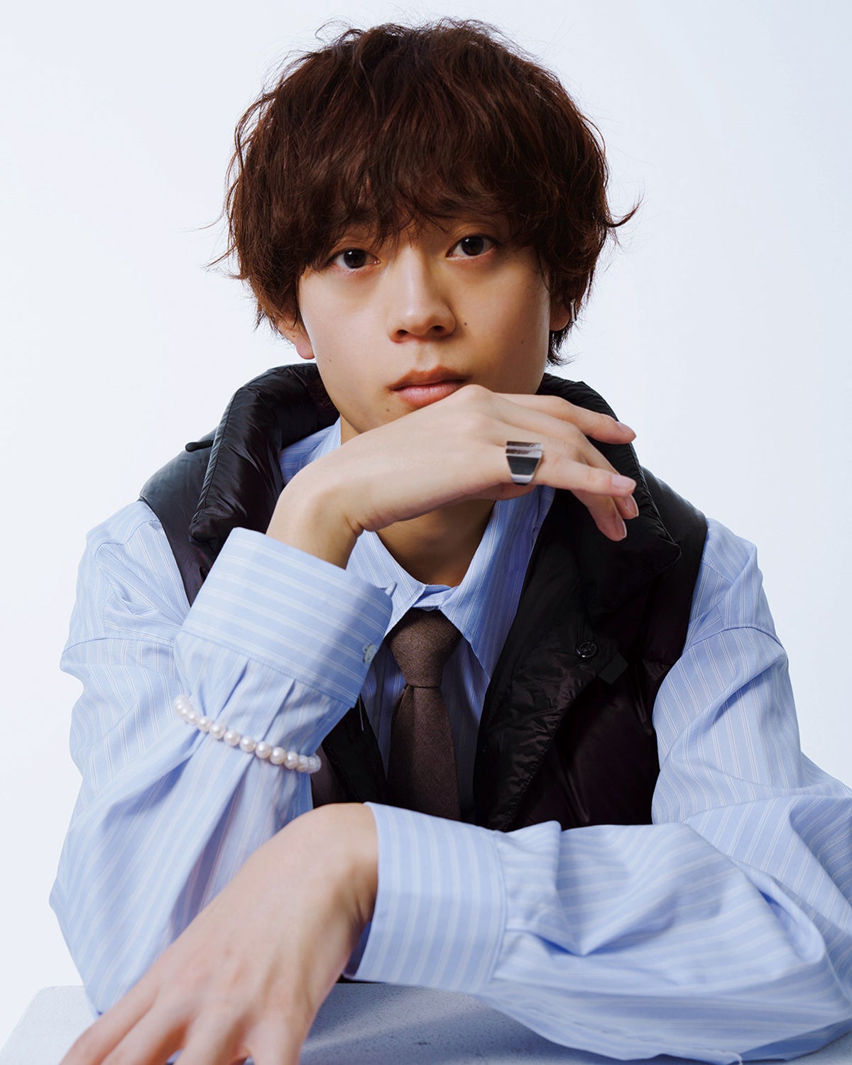 ネクタイを着用した水沢