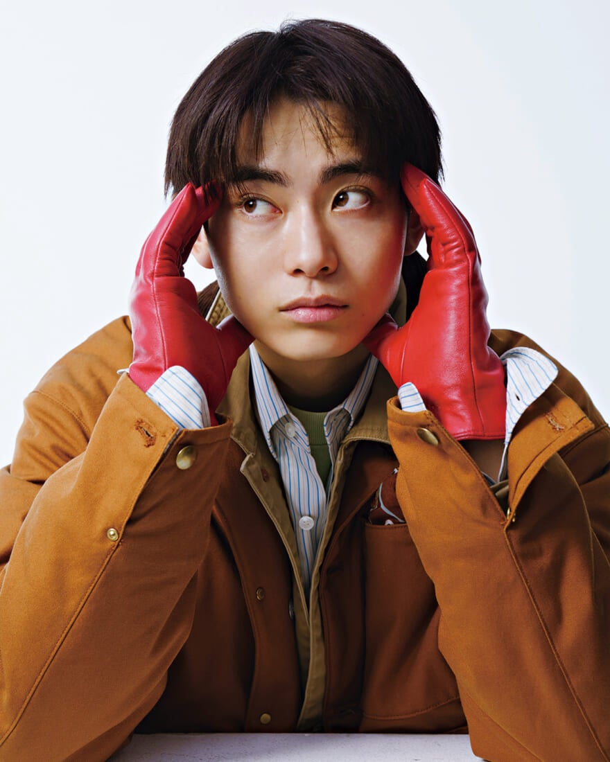 カバーオールを着用した豊田