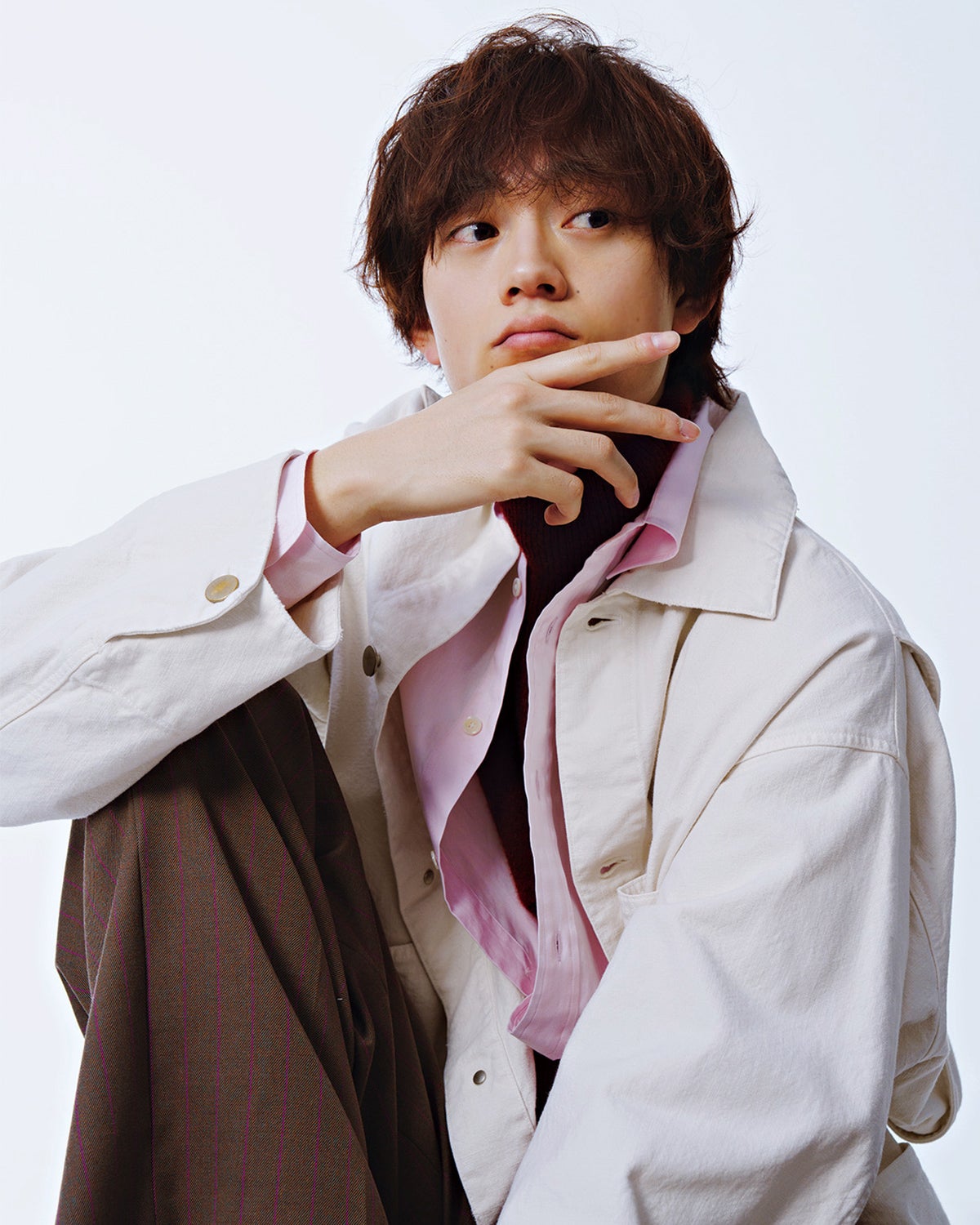 カバーオールを着用した水沢