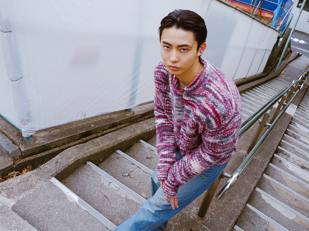 カラーニットを着用した豊田