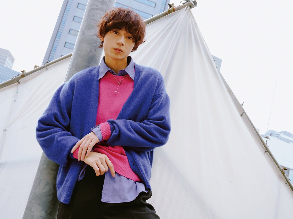 カラーニットを着用した水沢