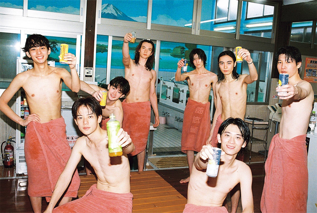 風呂上がりに飲み物で乾杯するメンズノンノモデルの四坂 亮翔、小方 蒼介、嵐 翔真、松井 大奈、栄莉弥、樋之津 琳太郎、海谷 遠音、高橋 璃央