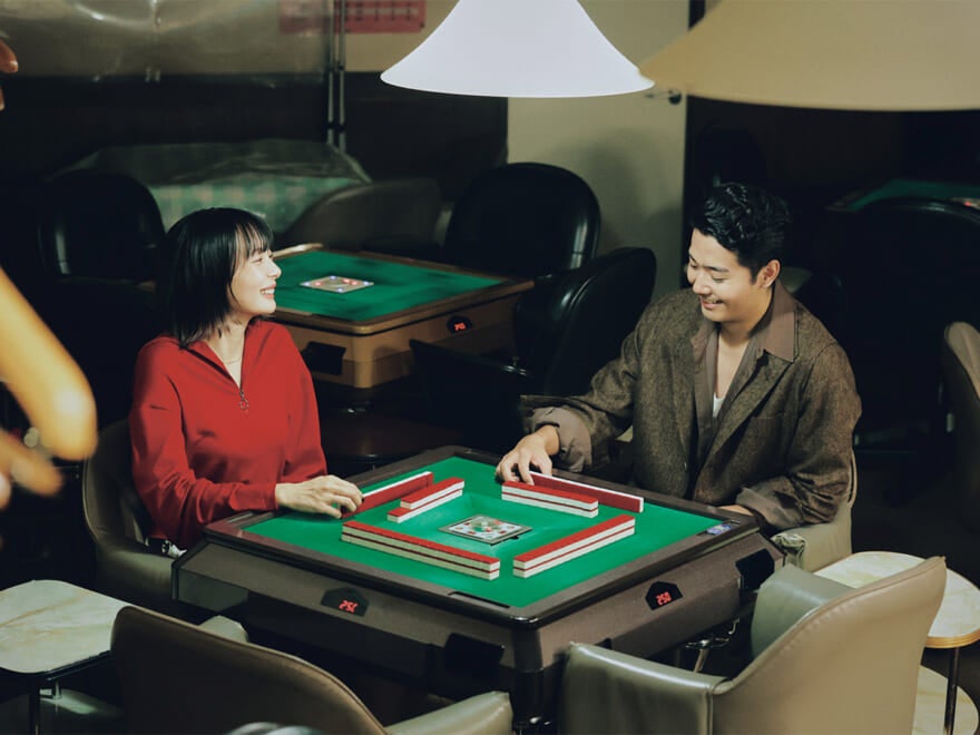 麻雀を打つ鈴々木響と岡田紗佳　２