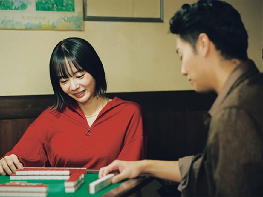 麻雀を打つ鈴々木響と岡田紗佳　１
