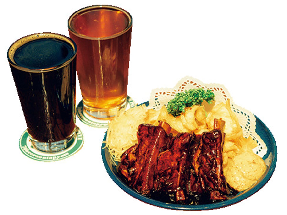 自家製ブリュワリーのビールとスペアリブのスタウト仕込み