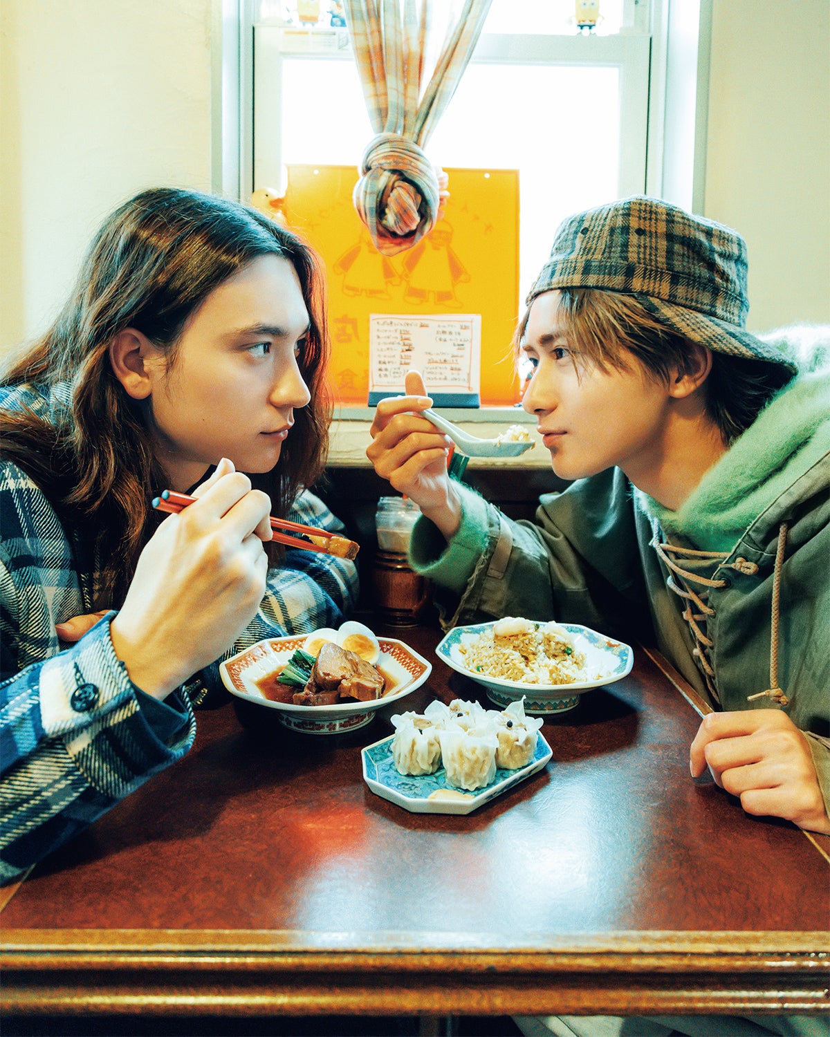 澁谷飯店で食事をする嵐 翔真と高橋大翔