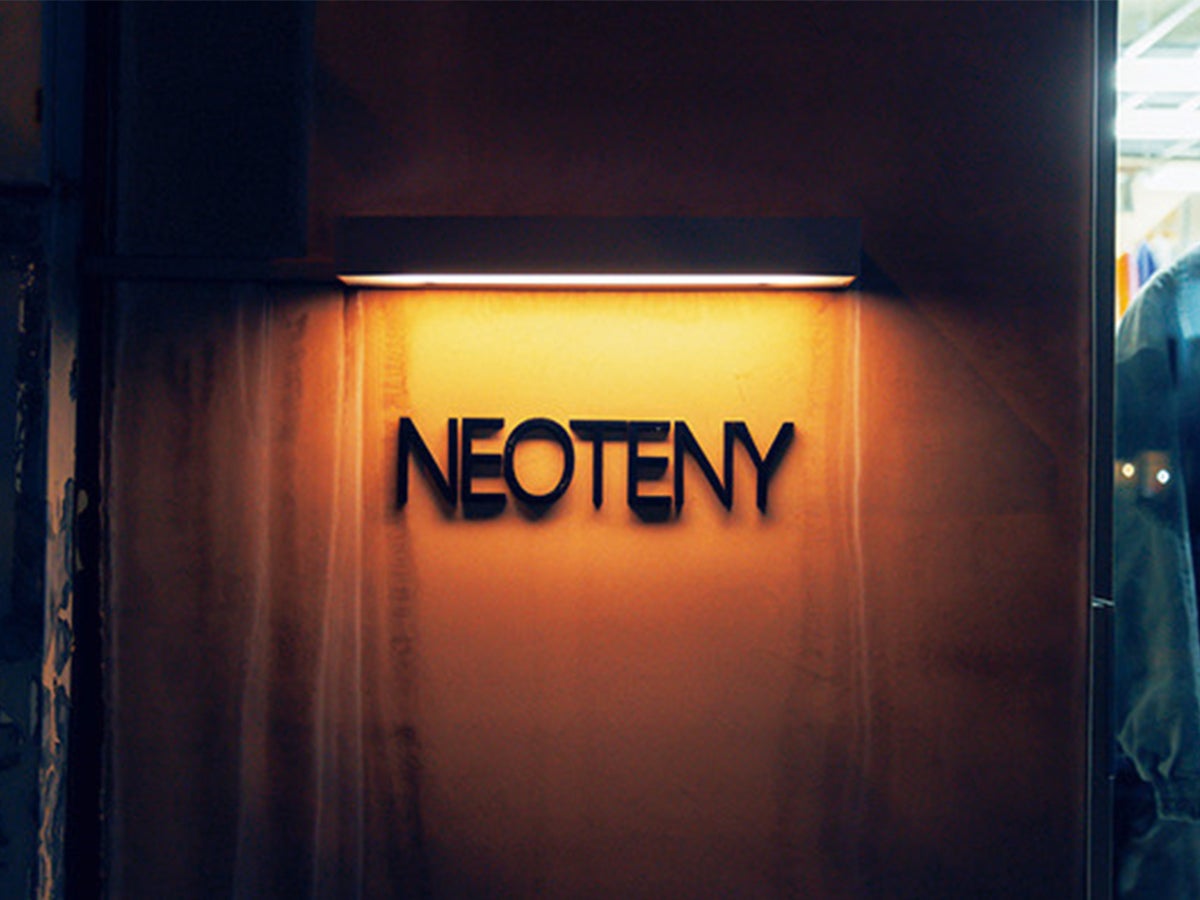 NEOTENYの看板