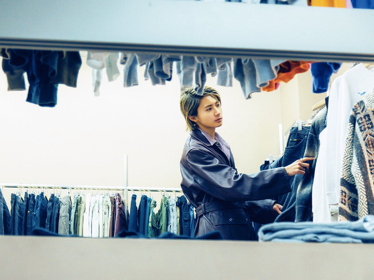 NEOTENYの商品を物色する高橋大翔