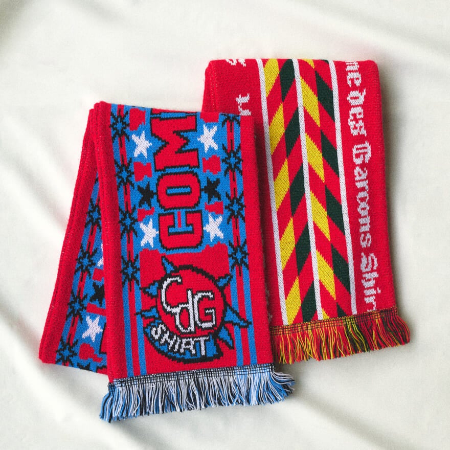 コム デ ギャルソン・シャツ」のフットボールマフラーで冬の装いに