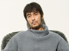阿部 寛、「メンズノンノには特別な敬意があります」。36年ぶりの表紙撮影とモデル時代、そしてこれからについて。