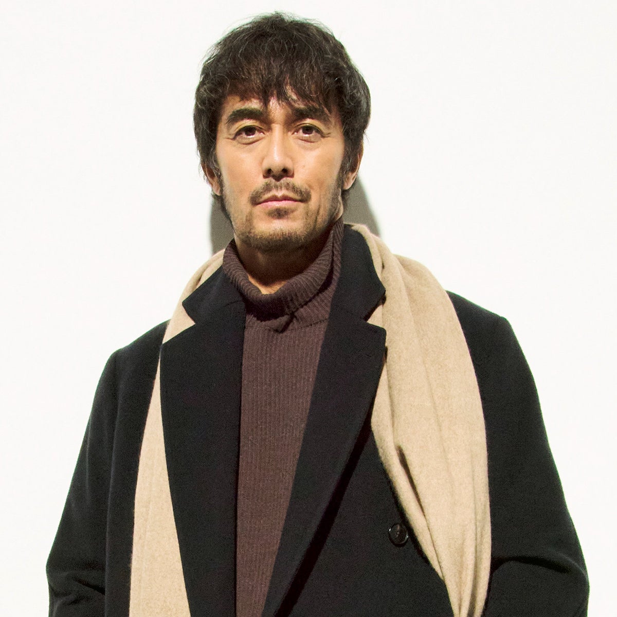 チェスターフィールドコートをさらりと着こなす阿部 寛