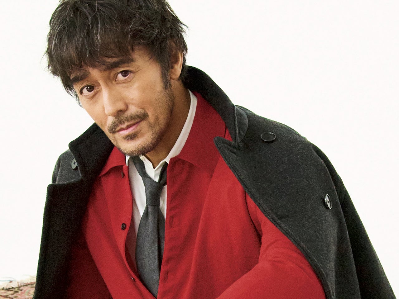 阿部 寛が着こなす洗練の９ルック。コート、レザー、ニット…モードはスクリーンを超えて。