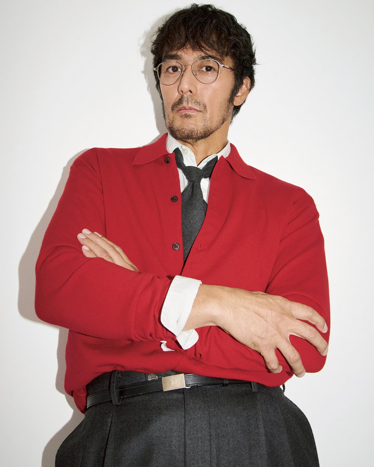 鮮やかな赤いカーディガンで大人のコントラストをカッコよく映す