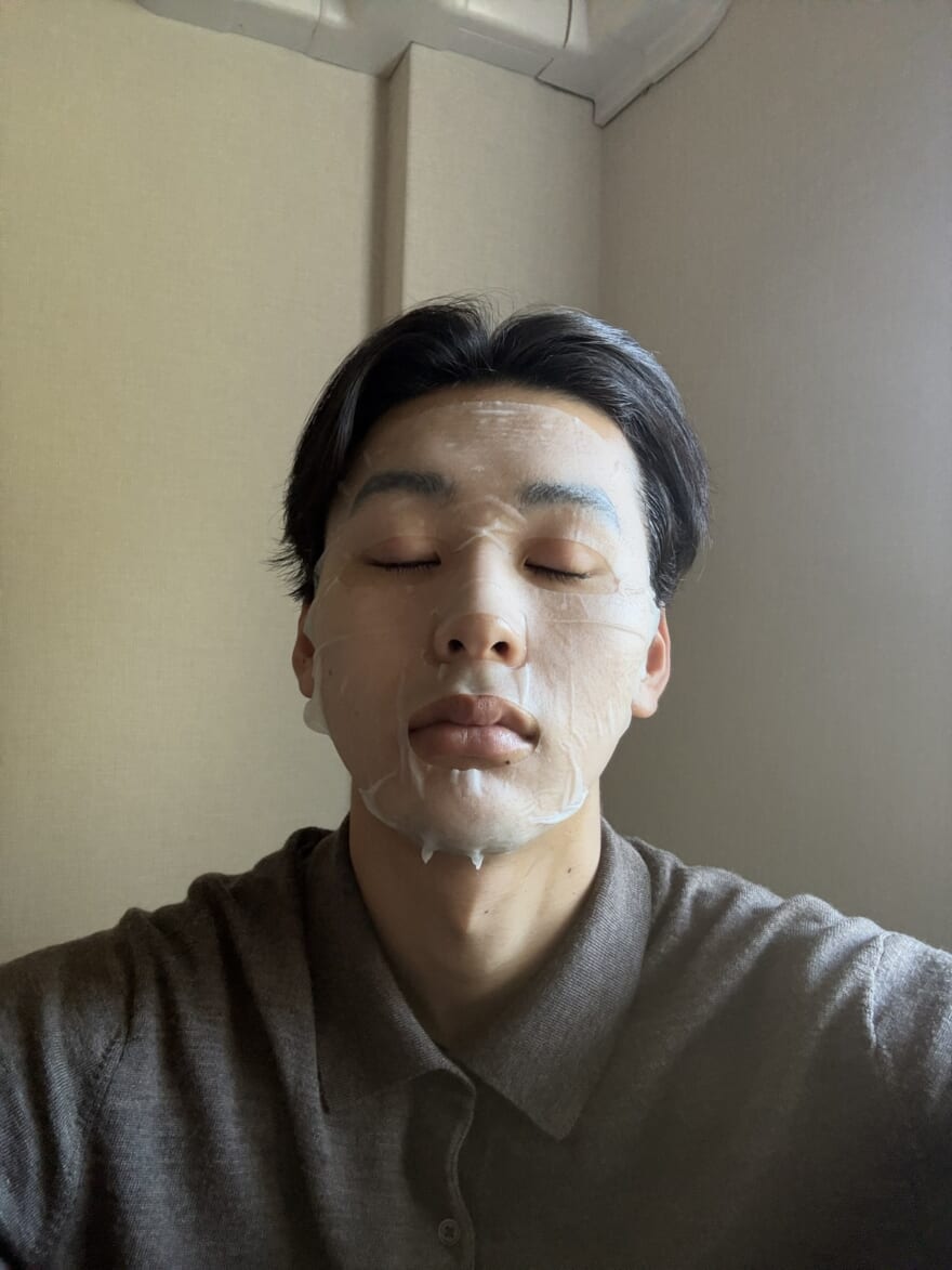 フェイスパックをつけたメンズノンノモデル石川愛大