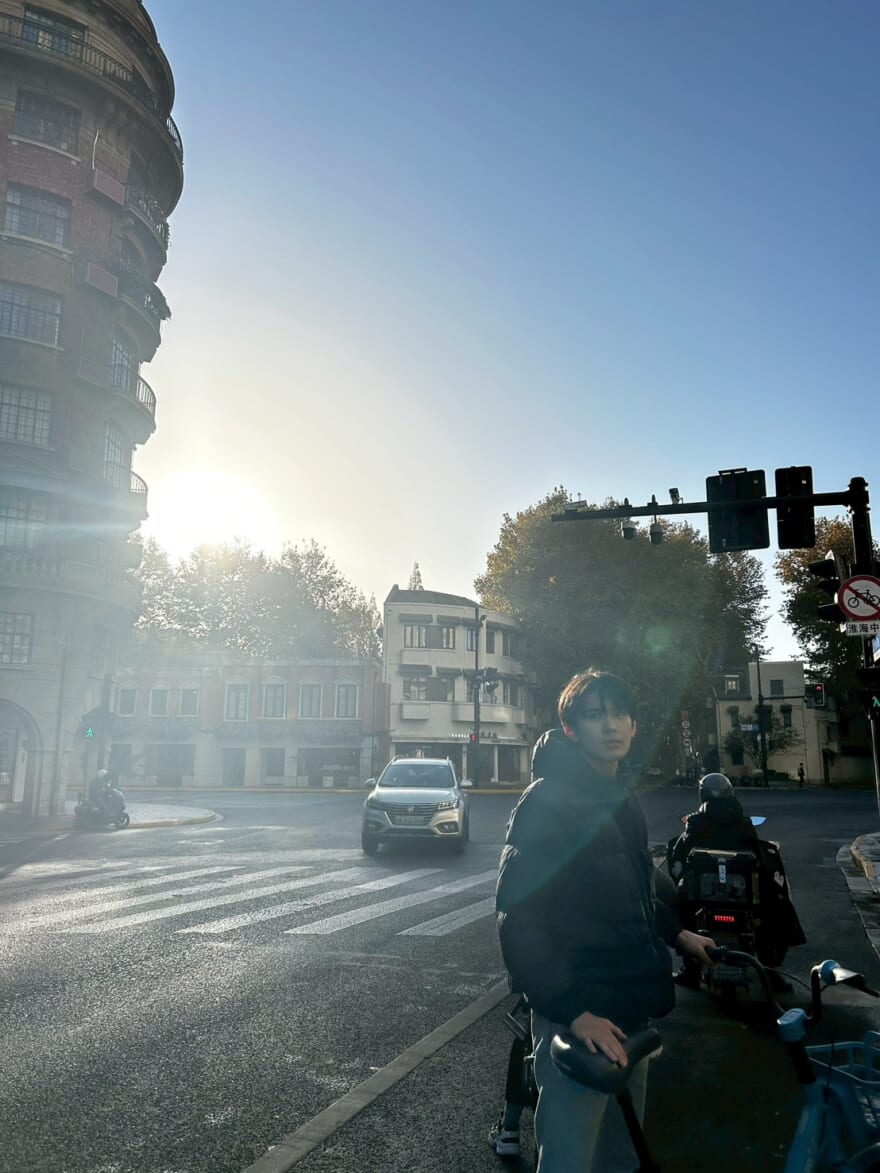 中国にいるメンズノンノモデル稲井孝太朗。バイクと一緒に写っている