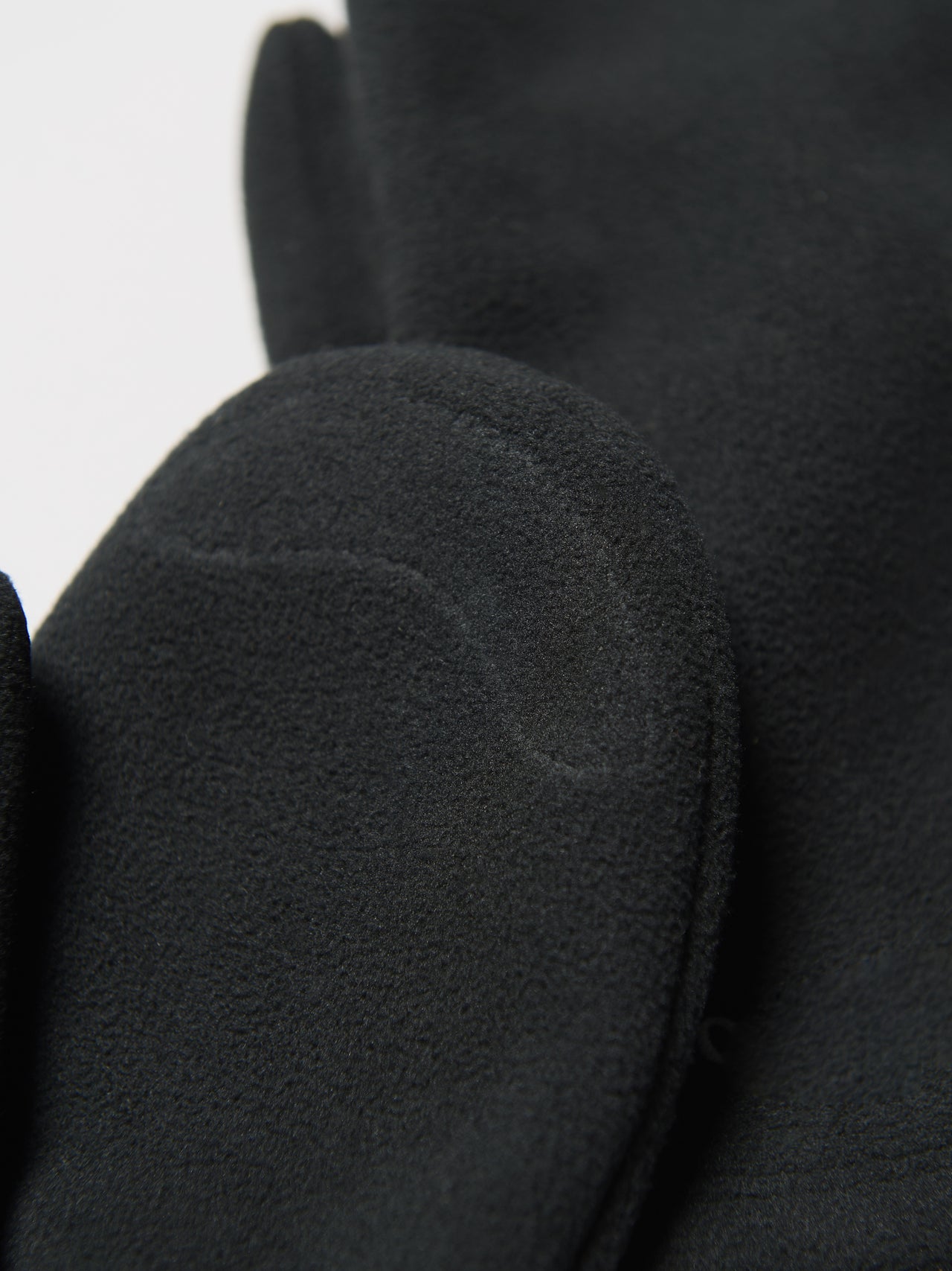 モンベルの黒い手袋／クリマバリア サーマルミトンの指先の導電性素材