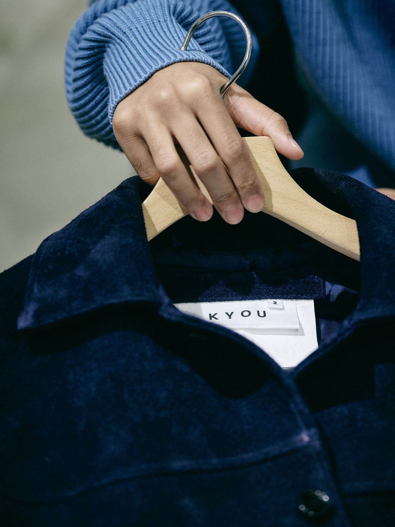 オシャレな人が買ってよかった〈KYOU〉のカーコートのタグ