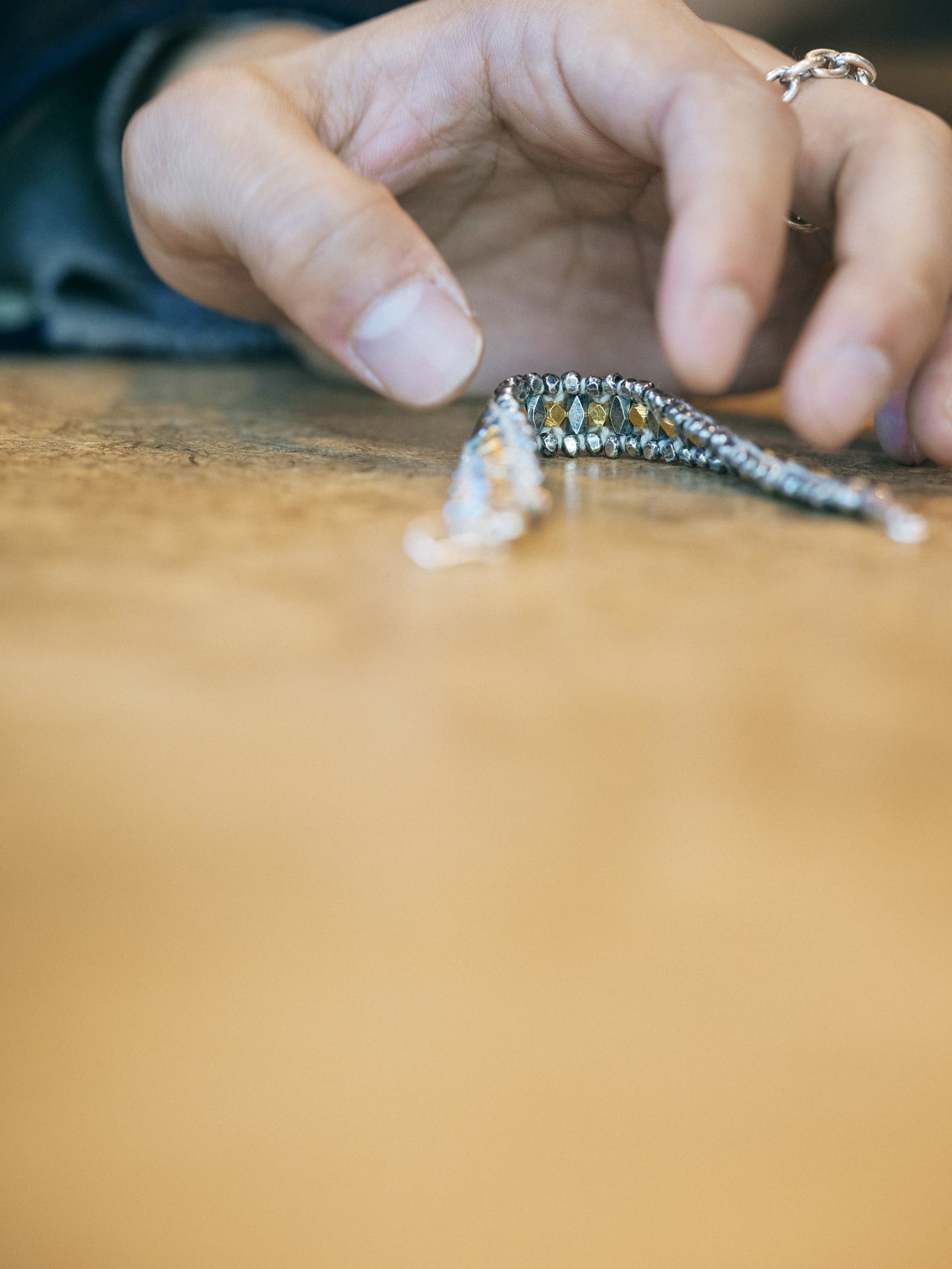 オシャレな人が買ってよかった〈Sara Finchley〉のブレスレットのディテール