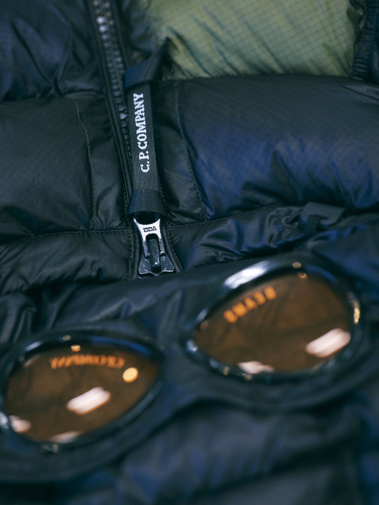 オシャレな人が買ってよかった〈C.P. Company&times;BEAMS〉のダウンジャケットのレンズ