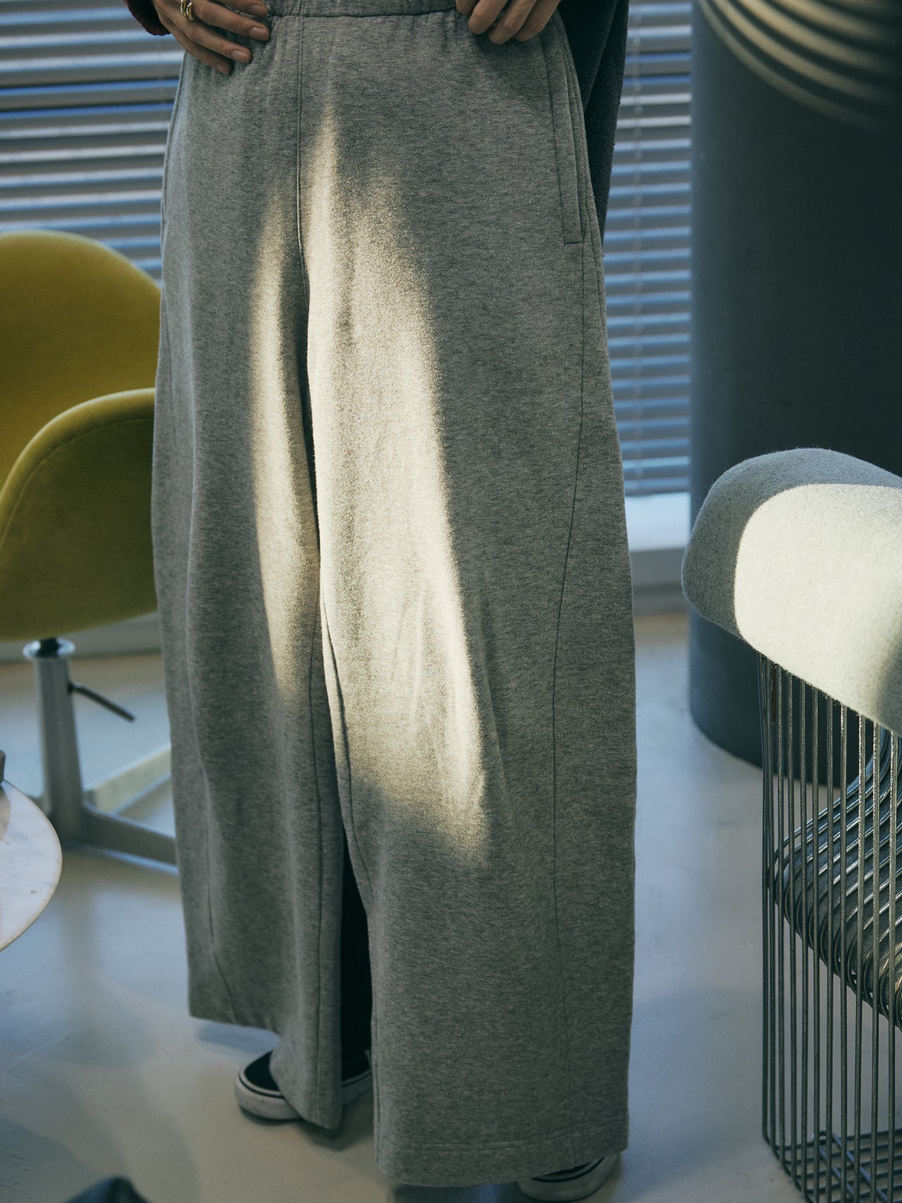 オシャレな人が買ってよかった〈ssstein〉のスウェットセットアップのパンツ