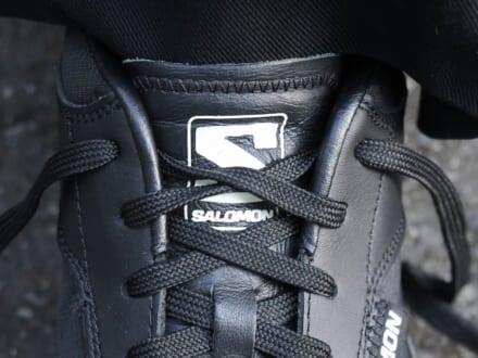 最強の黒スニーカー「サロモン×コム デ ギャルソン」はオールブラックコーデで。【おしゃれな人はメジャーブランドの愛用スニーカーをどう履く?Vol.138】