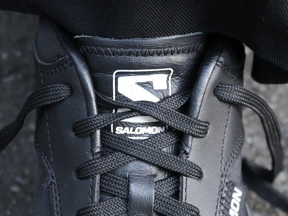 最強の黒スニーカー「サロモン×コム デ ギャルソン」はオールブラックコーデで。【おしゃれな人はメジャーブランドの愛用スニーカーをどう履く？Vol.138】