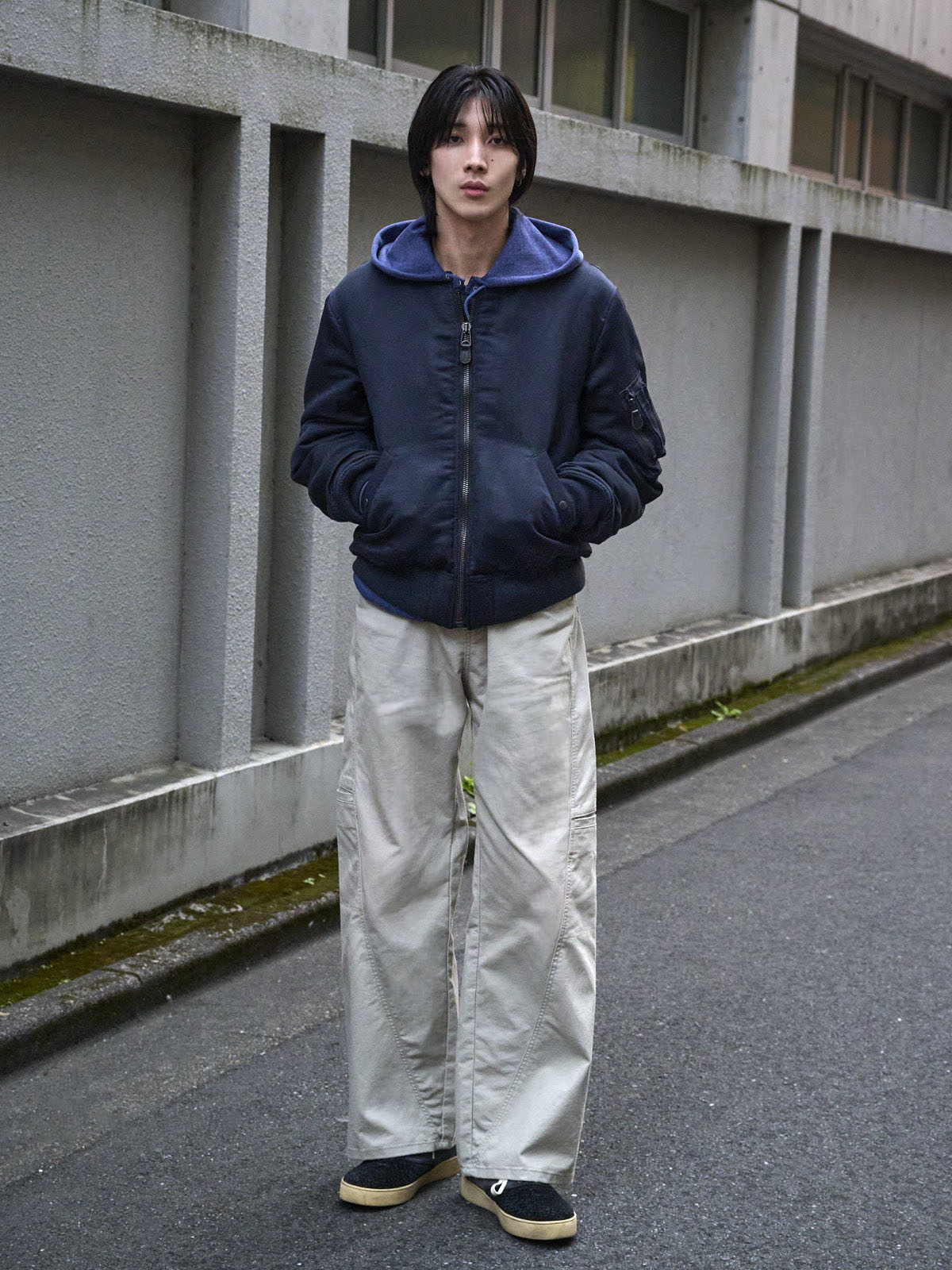 四坂 亮翔] 「コモリ」のMA-1と「ザラ」のパンツでストリートスタイル 