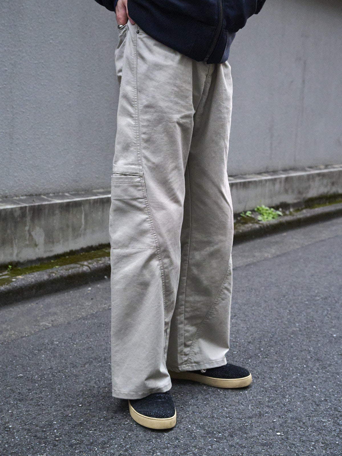 四坂亮翔の冬私服コーディネート_ZARAのパンツサイド