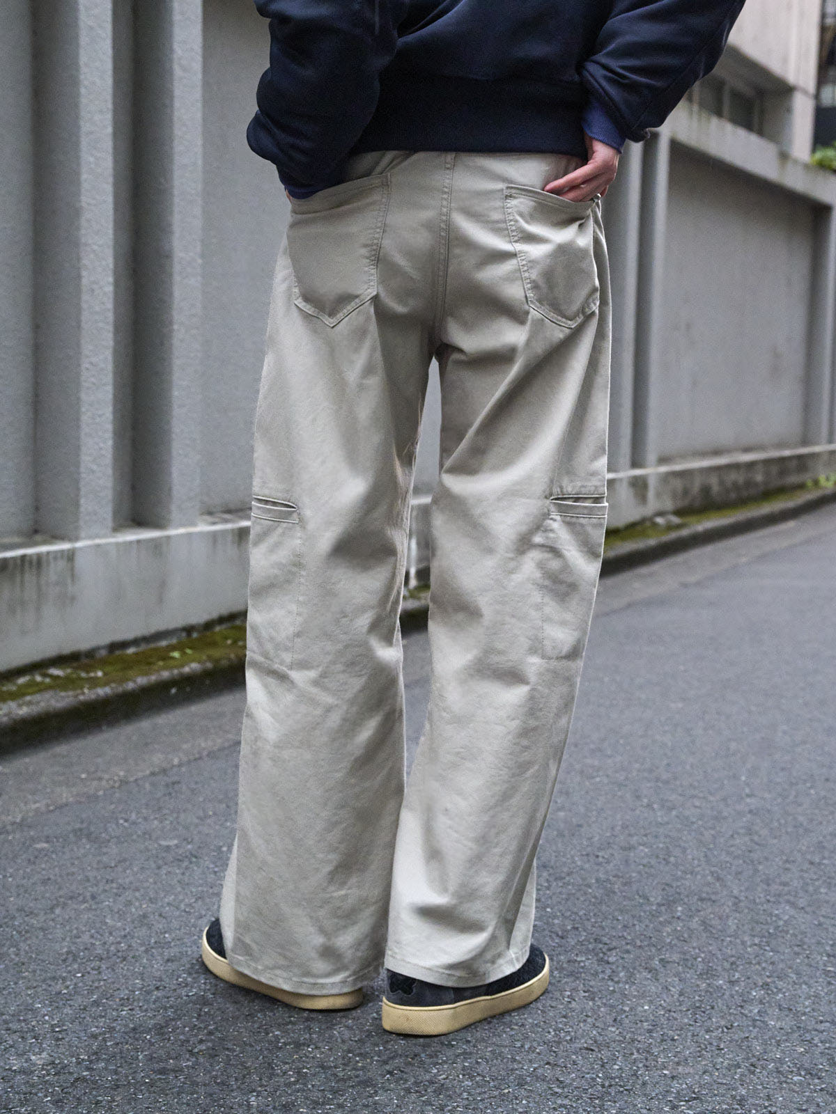 四坂亮翔の冬私服コーディネート_ZARAのパンツバック