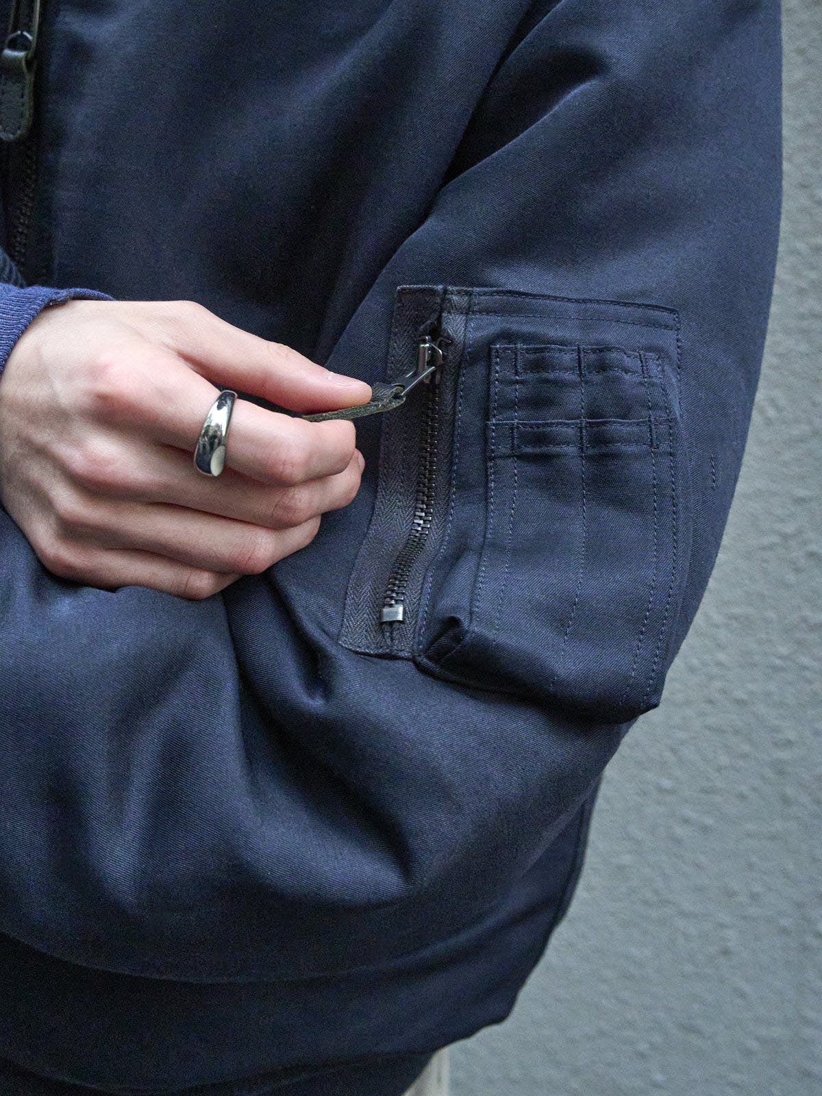 四坂亮翔の冬私服コーディネート_コモリのアウターポケット寄り