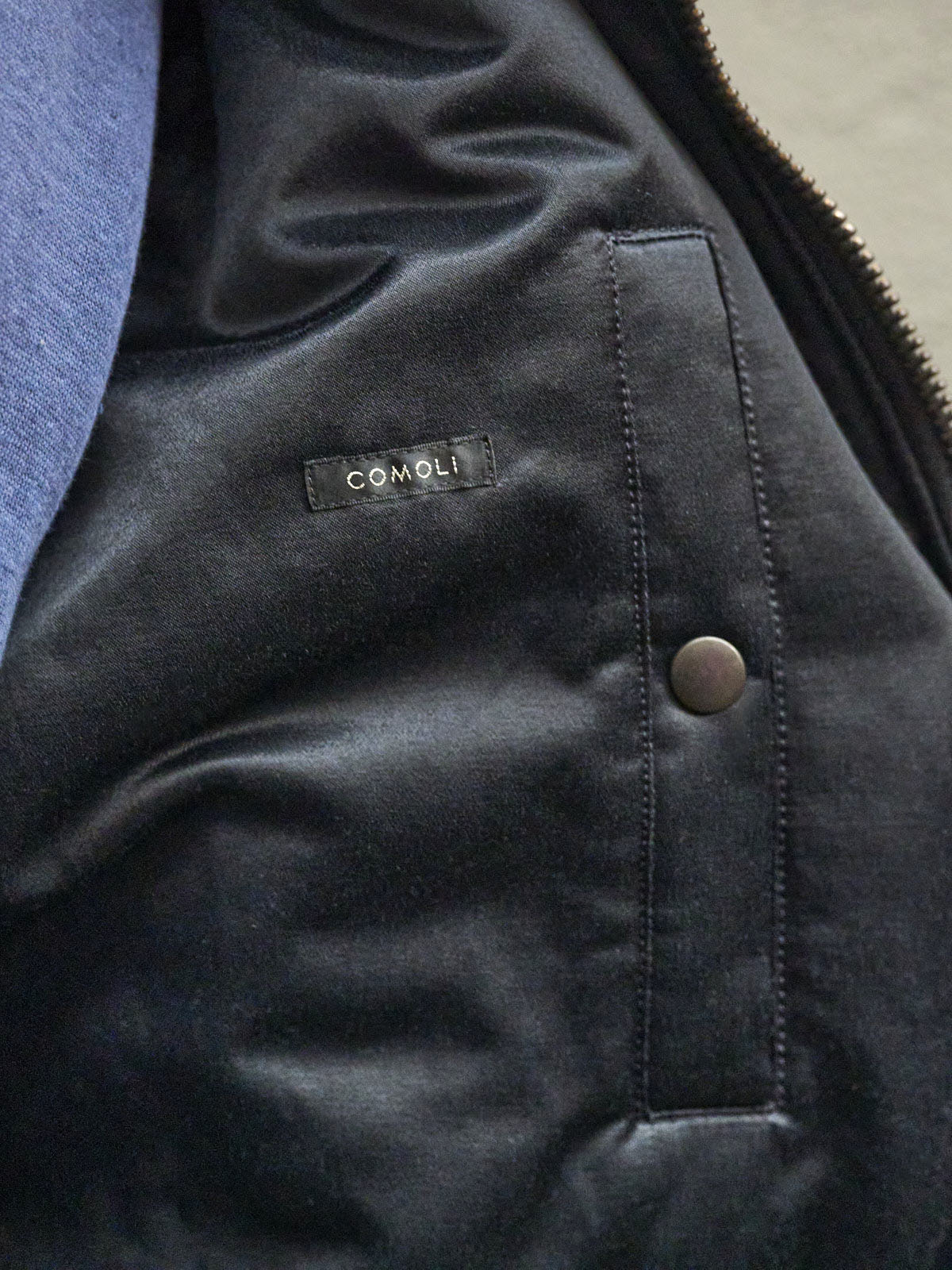 四坂亮翔の冬私服コーディネート_コモリのアウターロゴ寄り