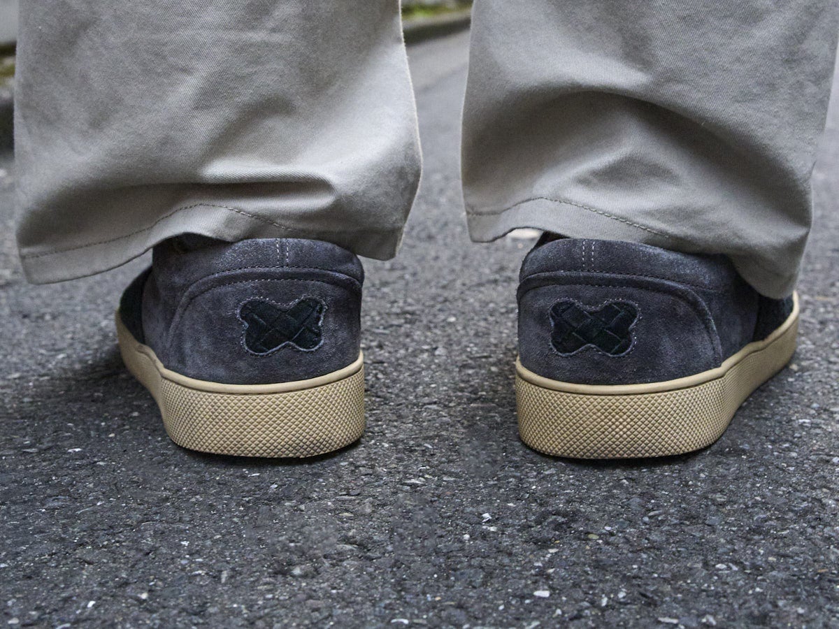 四坂亮翔の冬私服コーディネート_ボッテガヴェネタのスニーカー_後ろ