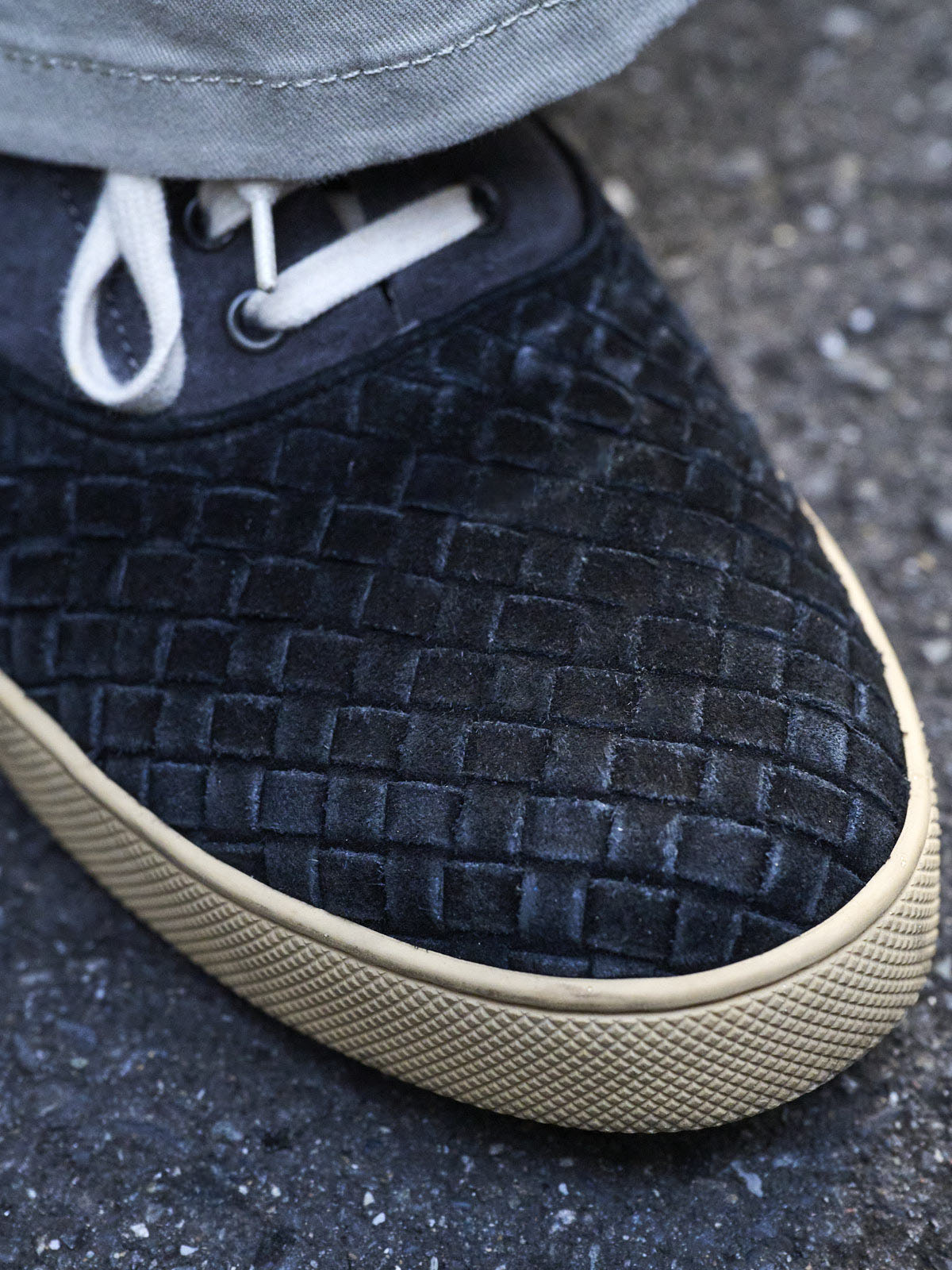 四坂亮翔の冬私服コーディネート_ボッテガヴェネタのスニーカートウ部分寄り