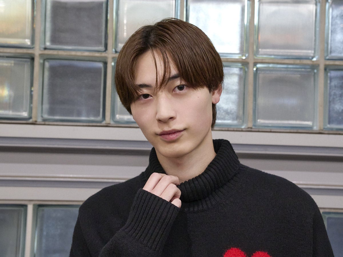 [髙橋 紅輝] 「アディダス」のサンバが決め手。お気に入りの「アミ パリス」のニットをオールブラックで【メンズノンノモデルの私服スナップ】