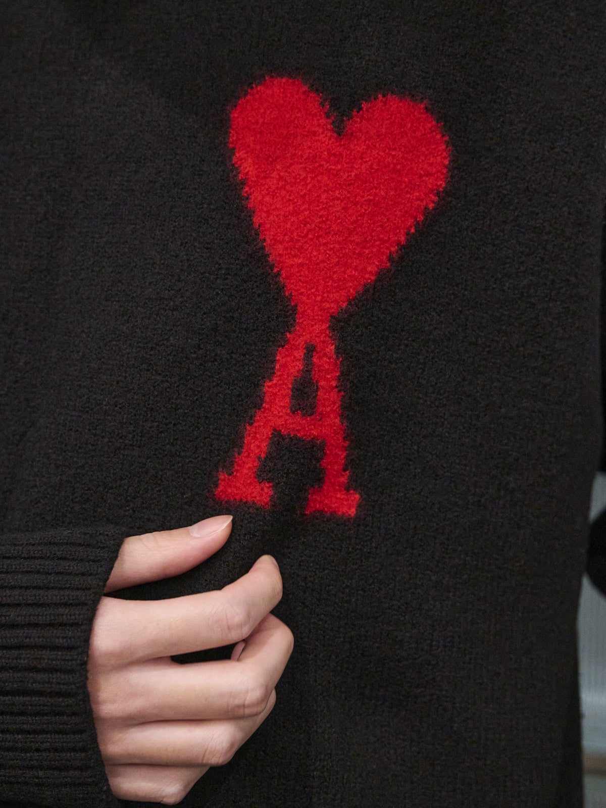 髙橋紅輝の冬私服コーディネート＿アミパリスのニットロゴ寄り