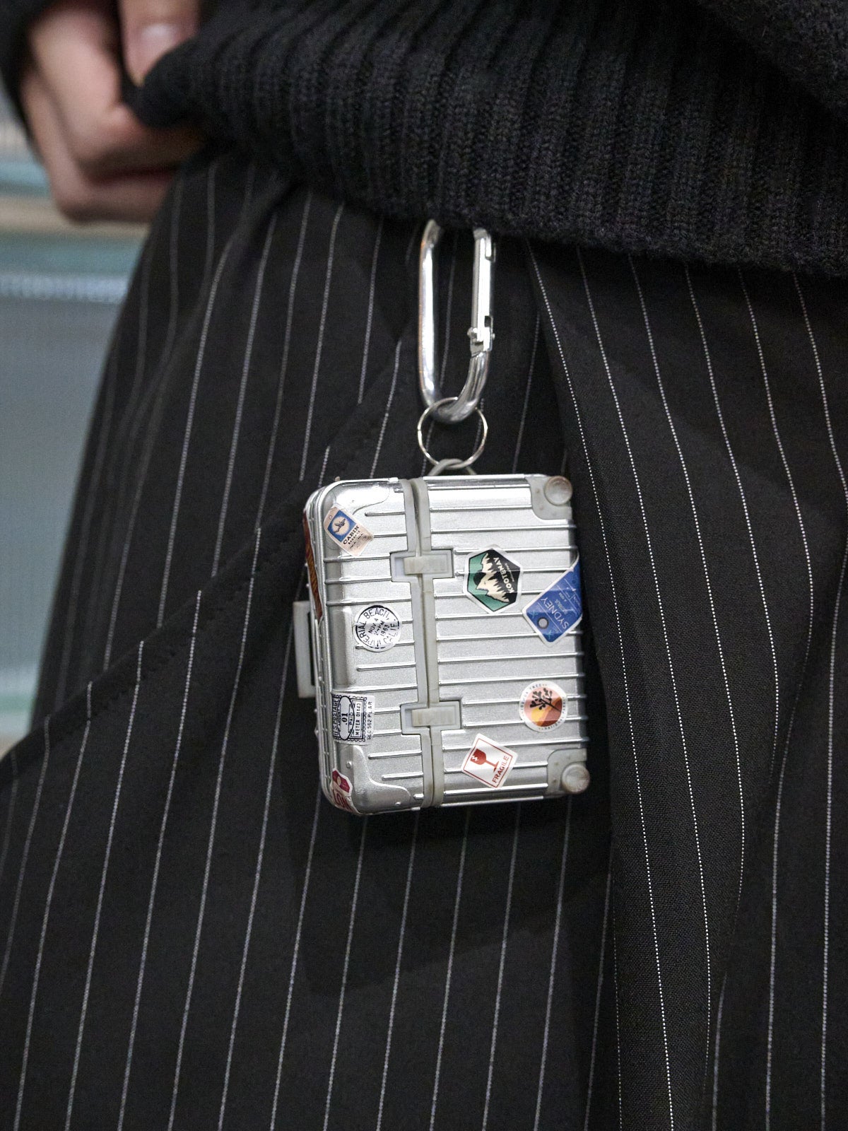 髙橋紅輝の冬私服コーディネート＿エアポッズケース寄り