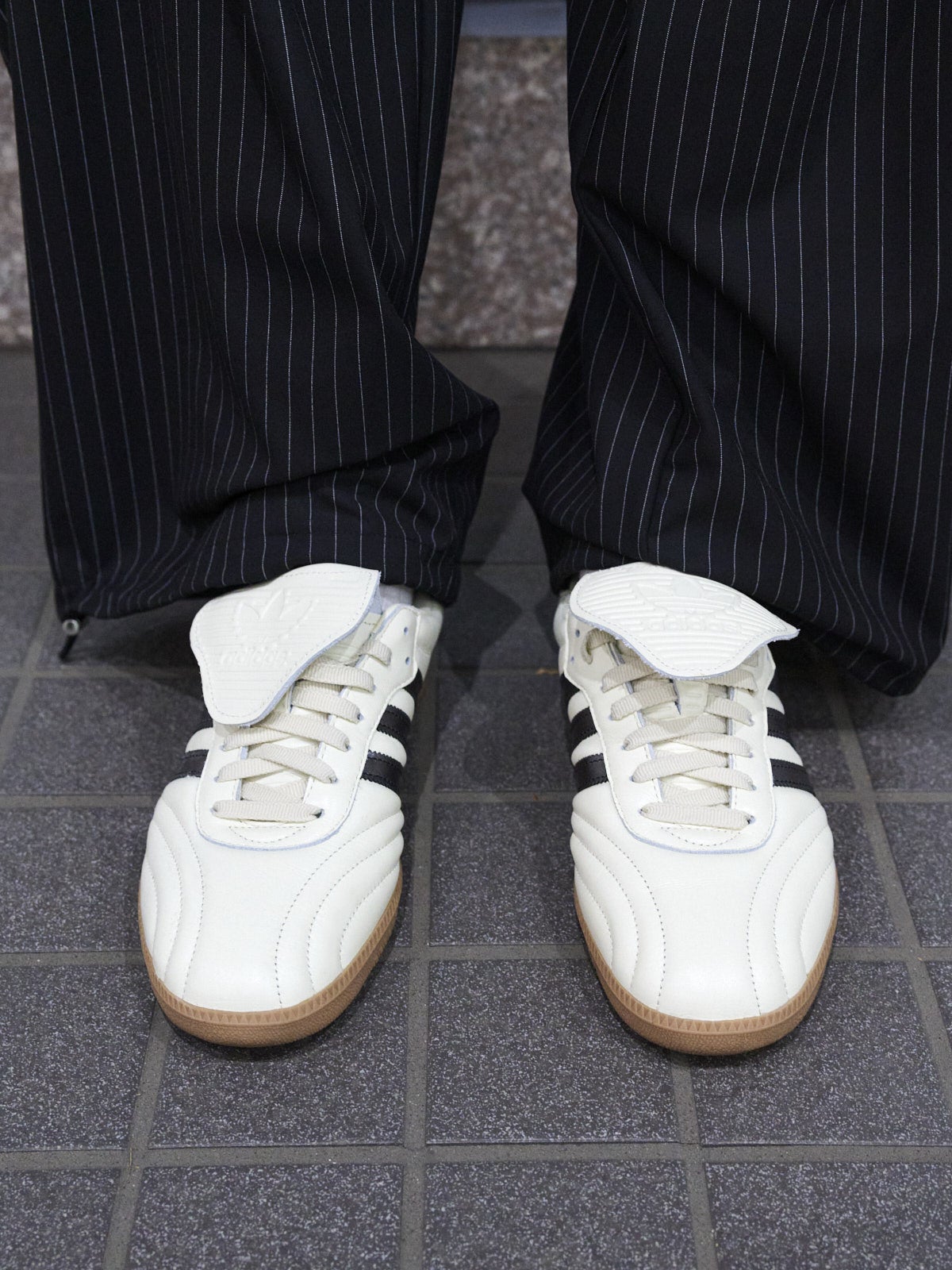 髙橋紅輝の冬私服コーディネート＿アディダスのスニーカー