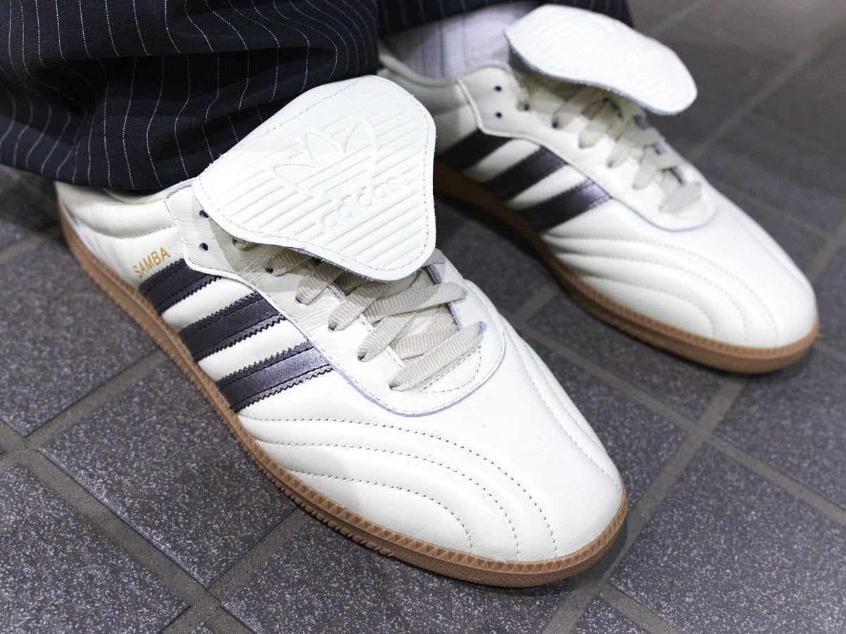 髙橋紅輝の冬私服コーディネート＿アディダスのスニーカー斜め