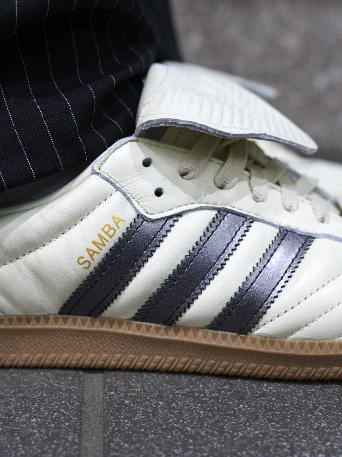 髙橋紅輝の冬私服コーディネート＿アディダスのスニーカーサイド