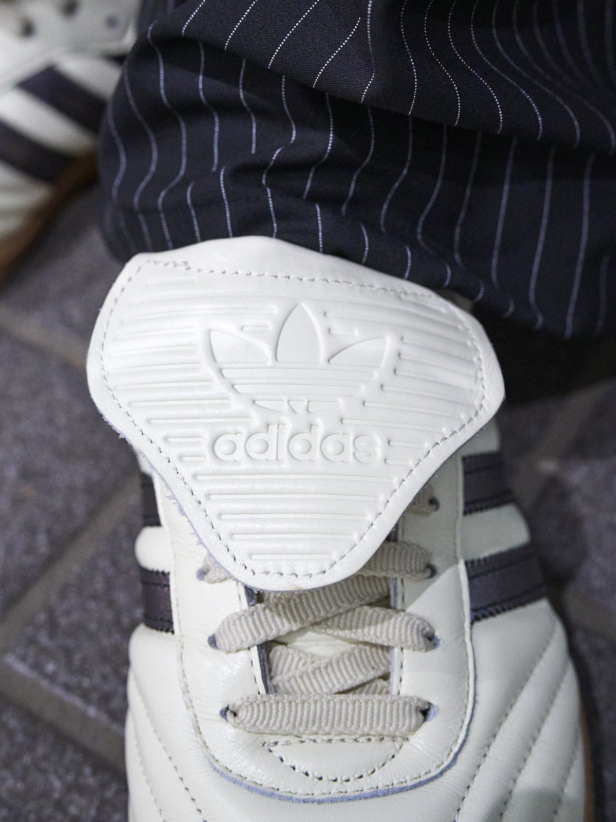 髙橋紅輝の冬私服コーディネート＿アディダスのスニーカーシュータン寄り