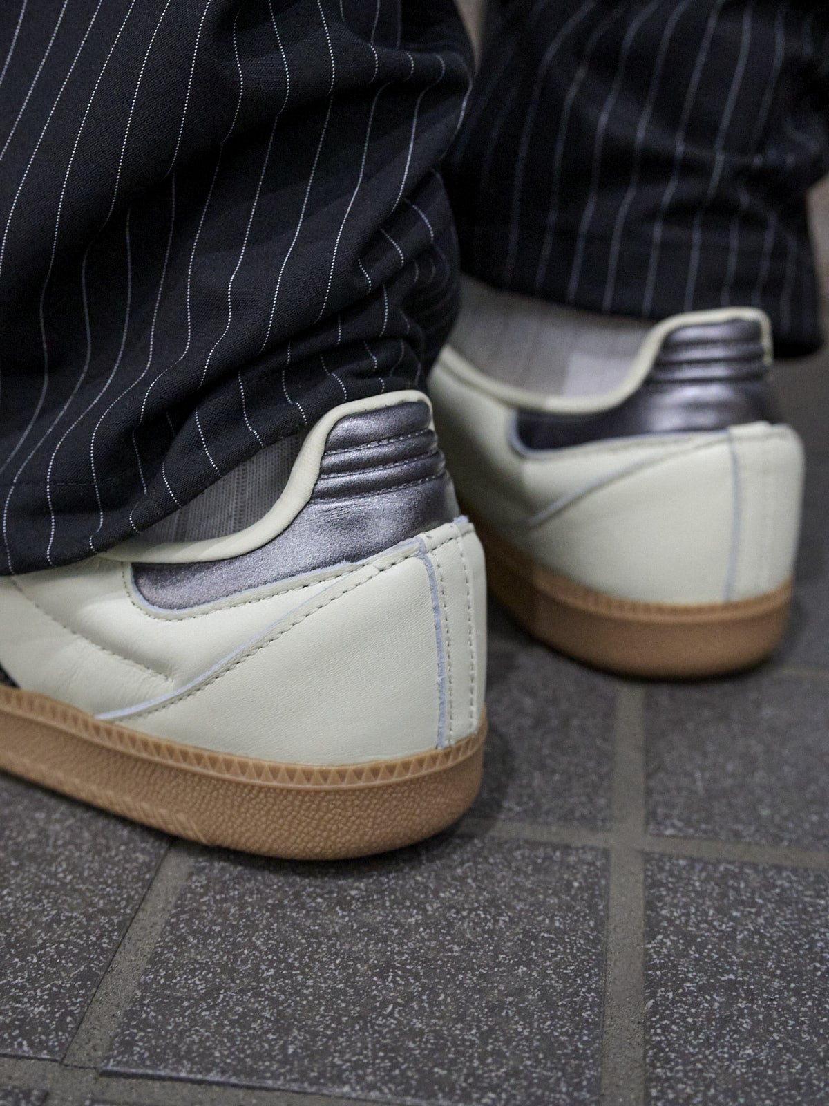 髙橋紅輝の冬私服コーディネート＿アディダスのスニーカー後ろ