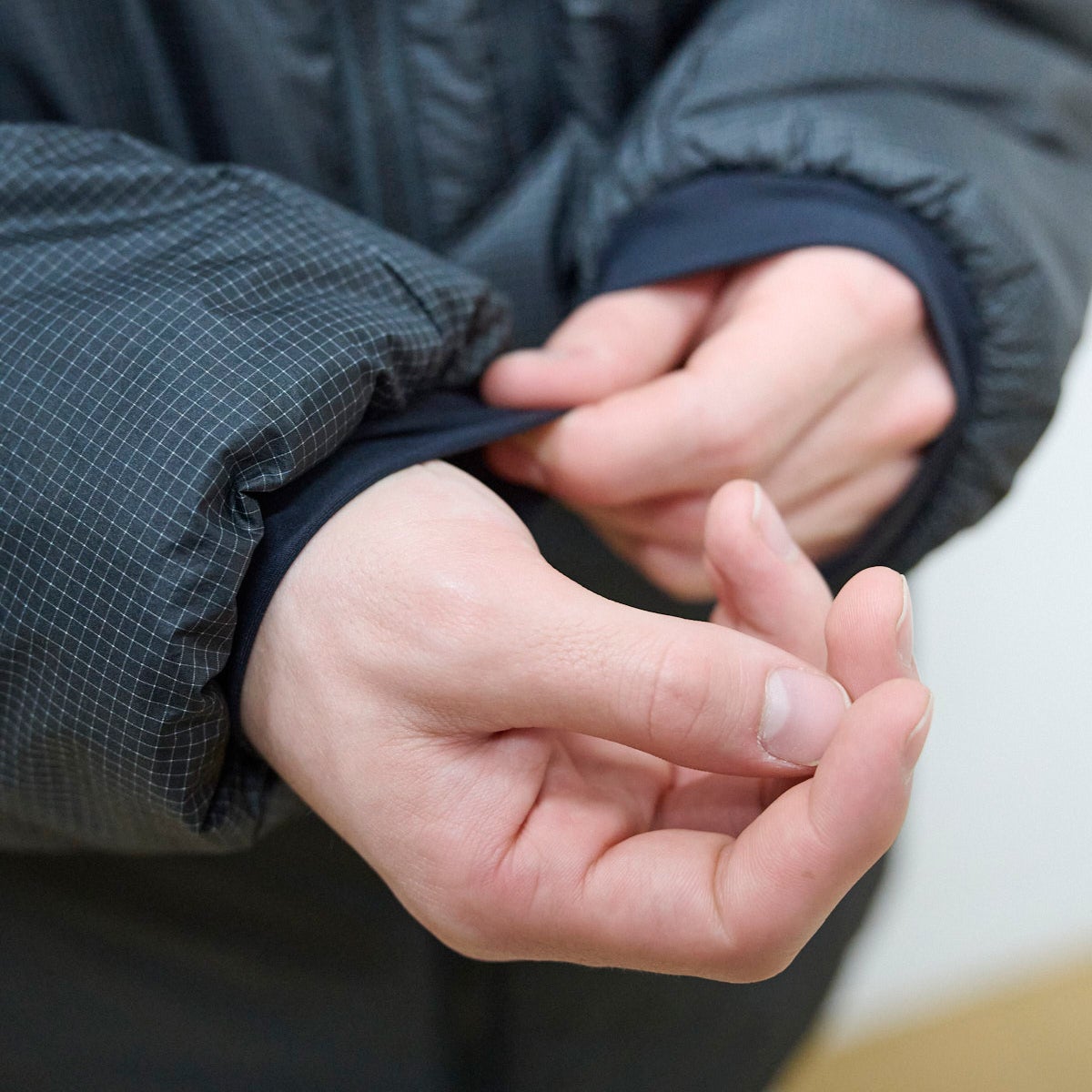 アークテリクスの中綿ジャケット／ニュークレイ SV パーカ メンズを試着＆本音レビューの袖口